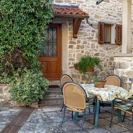 Rona Stone House Janja דירה